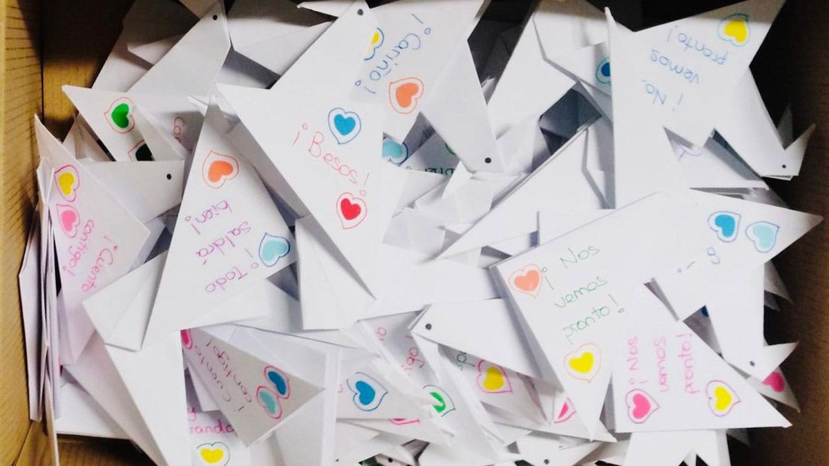 Imagen de la caja de grullas de papel que han recibido los sanitarios de León, con mensajes positivos. | L.N.C.