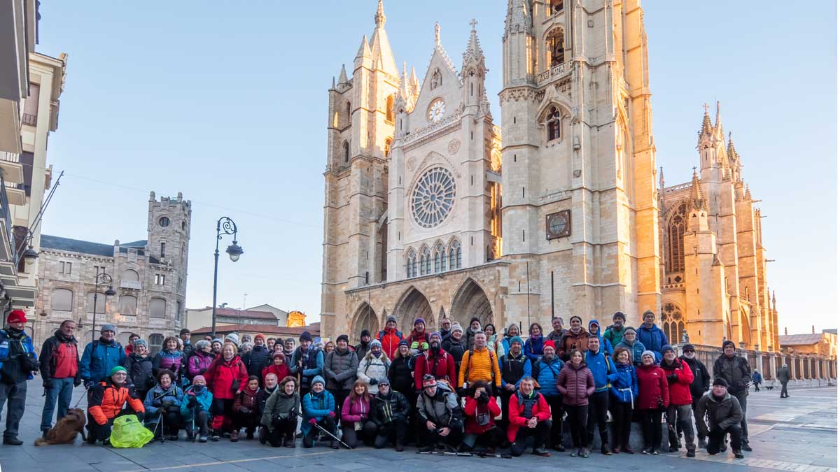 Foto del grupo en la Catedral de León. | Vicente García