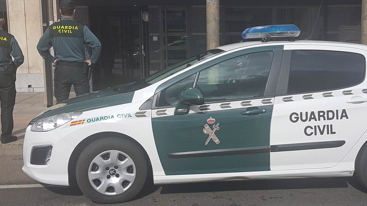 La Guardia Civil pudo identificar a los autores y detener a dos de ellos, mientras otra persona sigue siendo investigada.