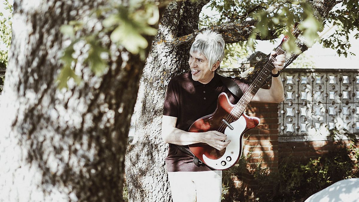 Una imagen divertida de Álex Cooper con su inseparable guitarra. | MARY WILSON