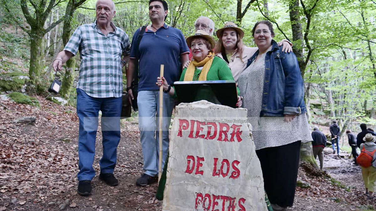 Poetas participantes junto a Carmen Busmayor. | L.N.C.