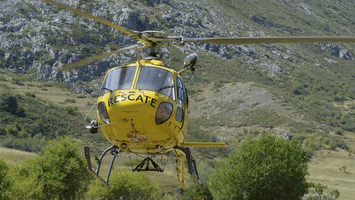 Uno de los helicópteros de rescate de la Junta durante la intervención tras el accidente de Maraña. | MAURICIO PEÑA