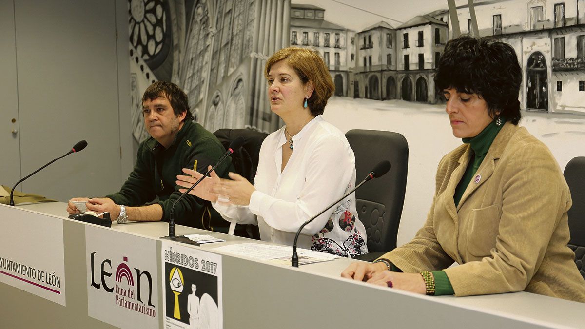 Vicente Muñoz,Margarita Torres y Silvia D. Chica durante la presentación del programa ‘Híbridos’. | CÉSAR