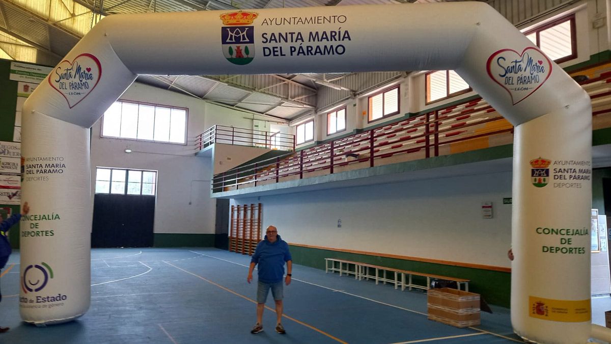 El edil de Deportes, Julio Tolón, presentando el nuevo arco hinchable. | L.N.C.