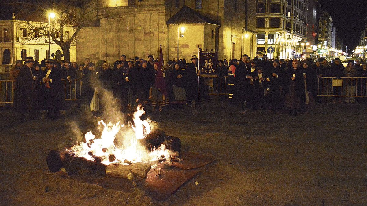 El fuego, las coplas, el fervudo, el gochín, la ironía, el buen humor y la tradición al calor de la hoguera de San Antón en el corazón de la ciudad. | DANIEL MARTÍN