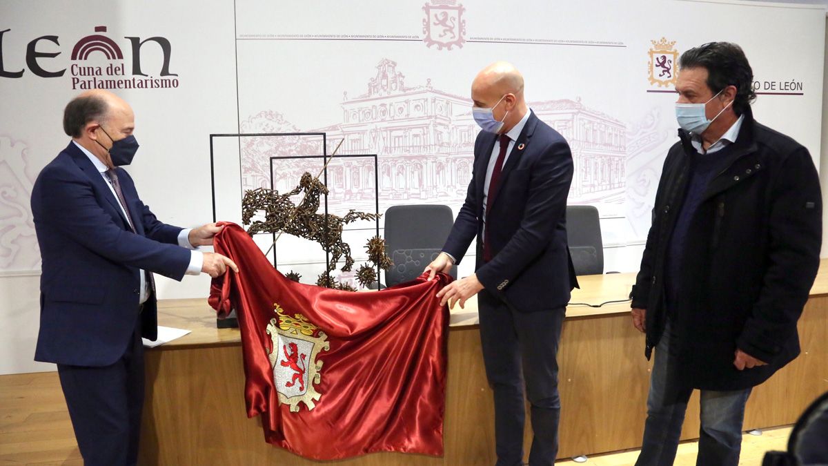 José Luis Díaz Villarig, José Antonio Diez y Amancio González junto a la maqueta de la escultura que se colocará en la rotonda del Hospital. | L.N.C.