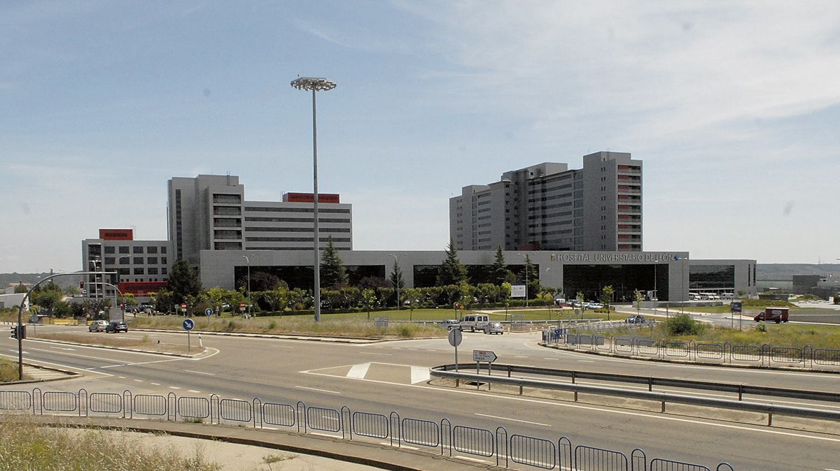El Hospital de León cubre la mitad de los contratos ofertados. | M.PEÑA