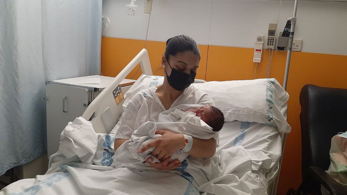 Ángel, en brazos de su madre Estrella, tras nacer este domingo pasadas las 14:00 horas en el Hospital de León. | L.N.C.