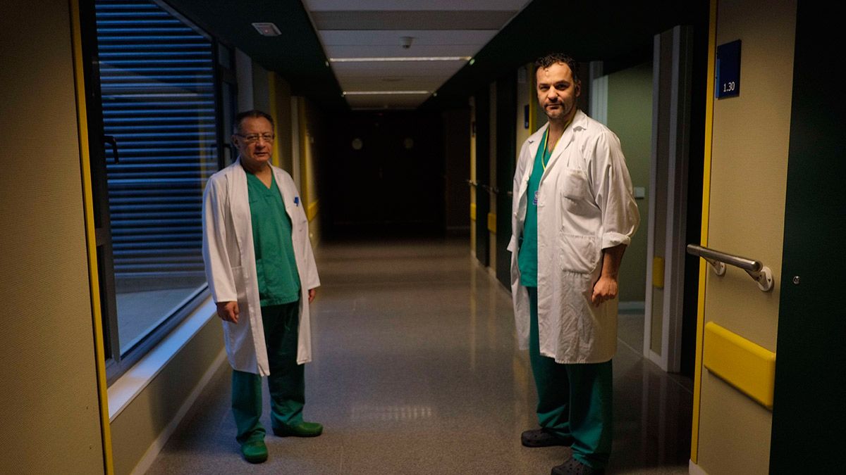 Los doctores Eric Ardela y José Pradillos de la unidad de Cirugía Pediátrica del Hospital. | DANIEL MARTÍN