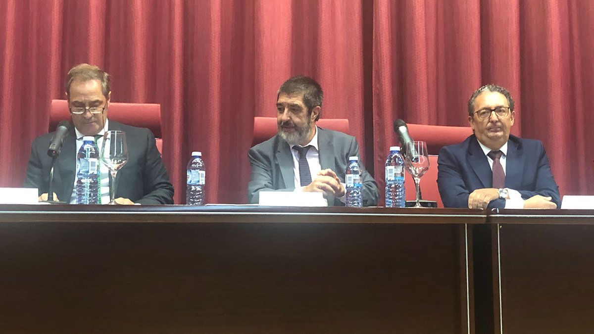 Alfonso Suárez, Manuel Mitadiel y Juan Luis Burón, durante la reunión de este miércoles en el Hospital de León. | L.N.C.