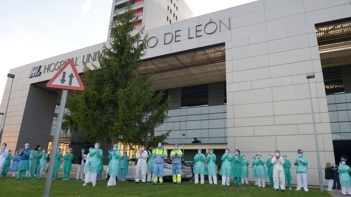Profesionales sanitarios en las inmediaciones del Hospital de la capital leonesa. | MAURICIO PEÑA