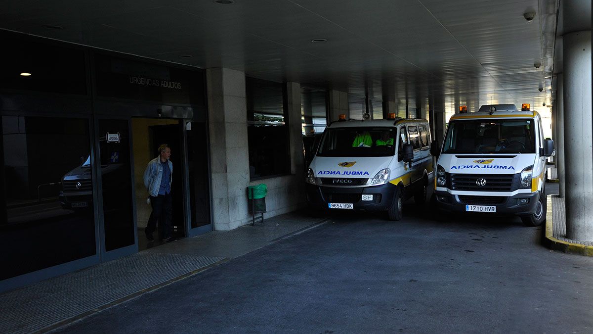 La puerta de acceso al servicio de Urgencias del Hospital de León. | DANIEL MARTÍN