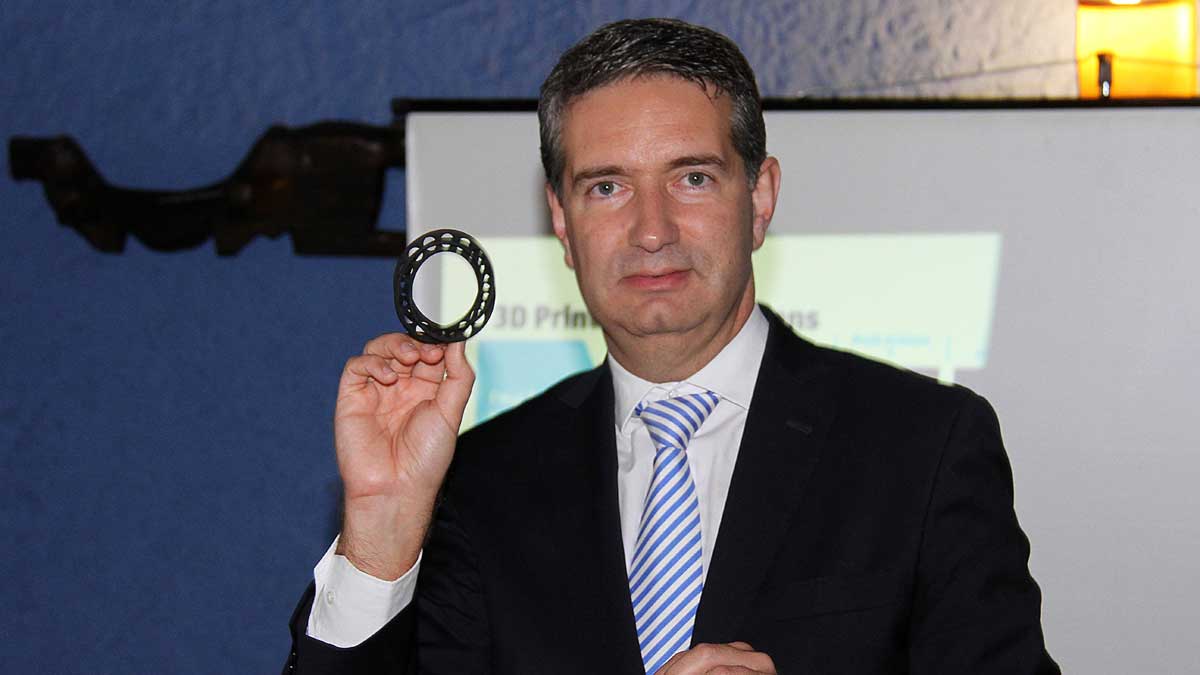 El director general de HP León, Miguel Ángel Turrado, porta una pieza impresa en 3D. | ICAL