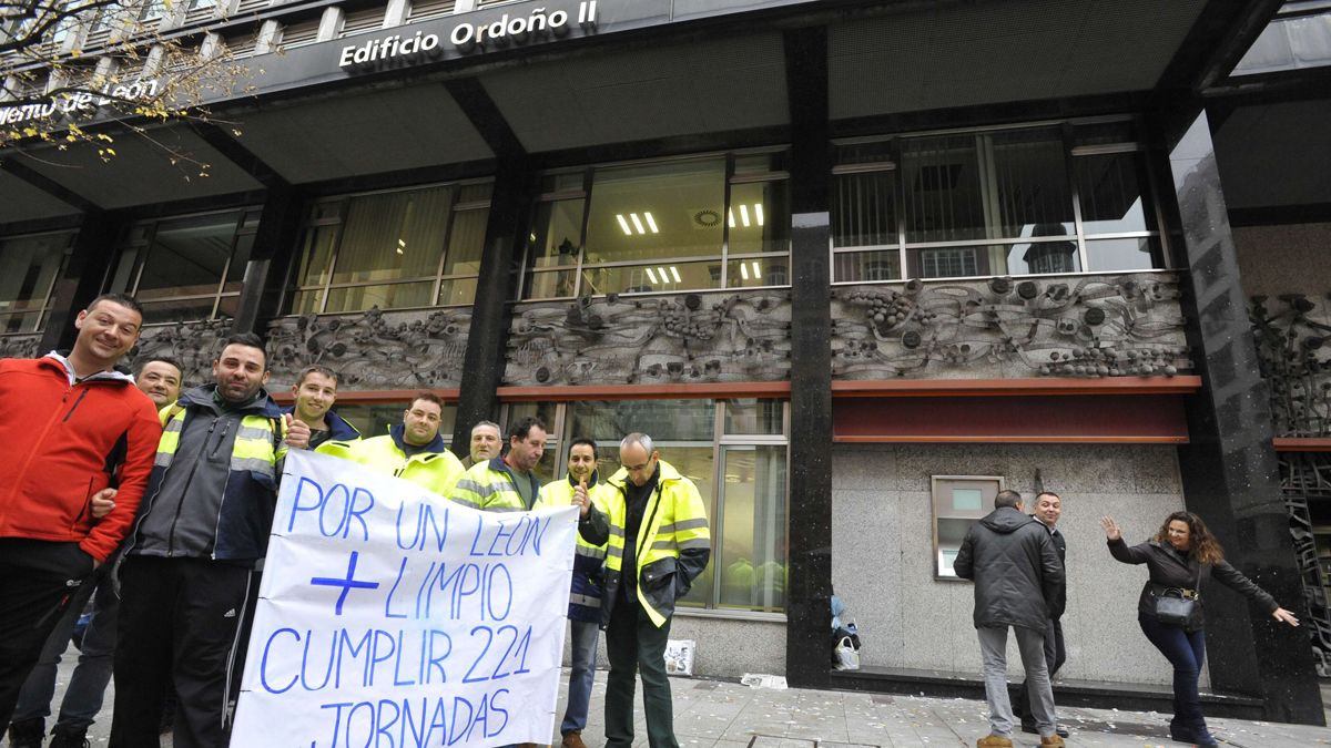 Trabajadores del servicio de Limpieza en una protesta de 2015. | DANIEL MARTÍN