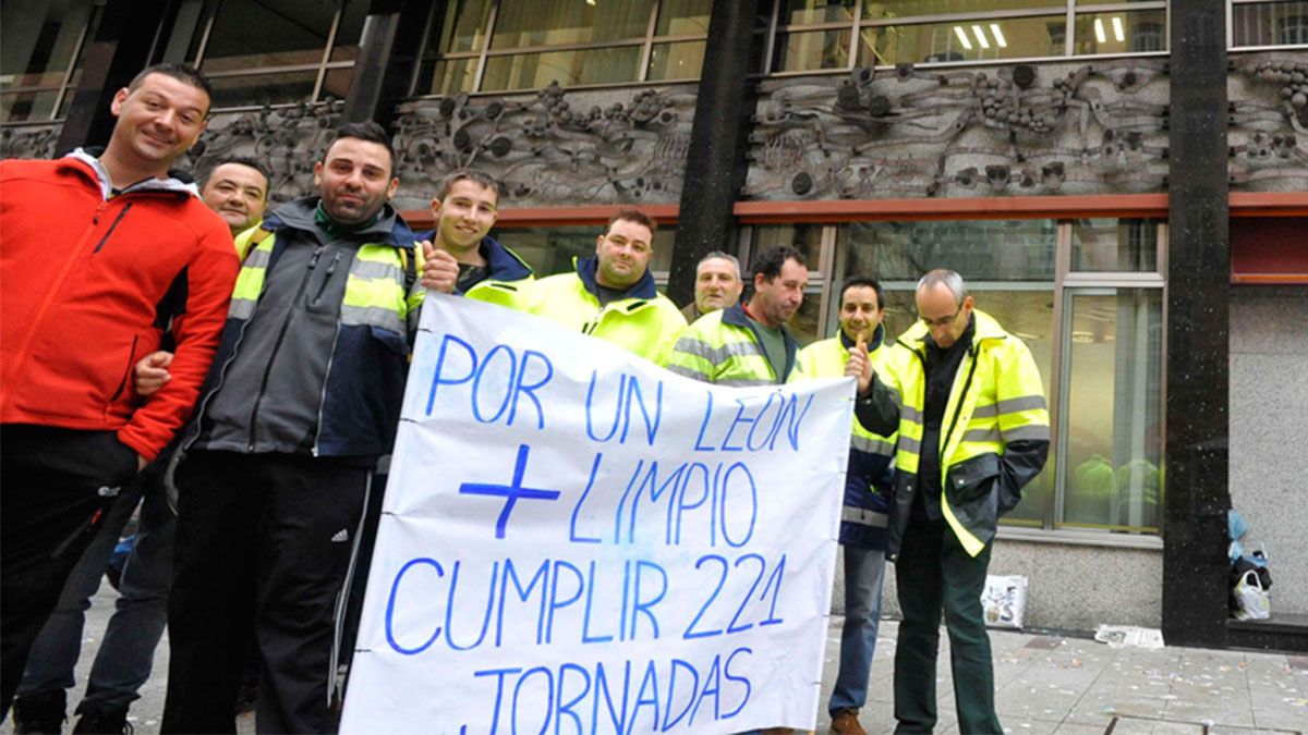 Trabajadores del servicio de Limpieza en una protesta de 2015. | DANIEL MARTÍN