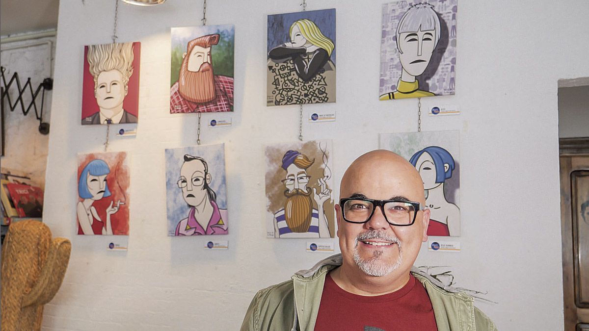El artista leonés Óscar de la Huerga posa junto algunas de sus ilustraciones. | VICENTE GARCÍA
