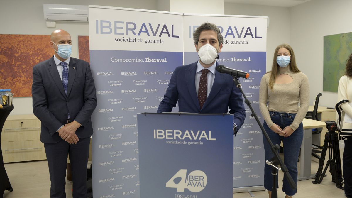 José Antonio Diez, César Pontvianne y Ester Muñoz, durante la inauguración de la nueva oficina de Iberaval. | MAURICIO PEÑA