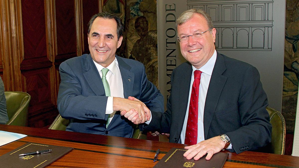 El alcalde, Antonio Silván (D), y el presidente de Iberaval, José Rolando Álvarez (I), firman el convenio de colaboración para facilitar el acceso a financiación acorde de autónomos y pymes. | ICAL