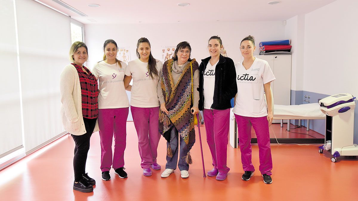 Delfina Cid (en el centro), acompañada del equipo especializado con el que trabaja en Aspaym León para recuperar las secuelas de su ictus. | SAÚL ARÉN