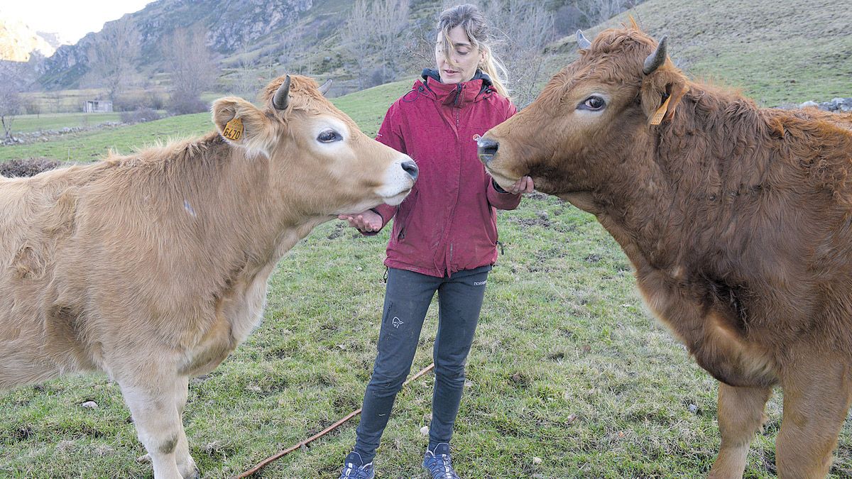 A la ganadera en Villanueva en lo que más le gusta es vivir en plena naturaleza, patear monte y ‘hablar’ con las vacas. | REPORTAJE GRÁFICO: MAURICIO PEÑA