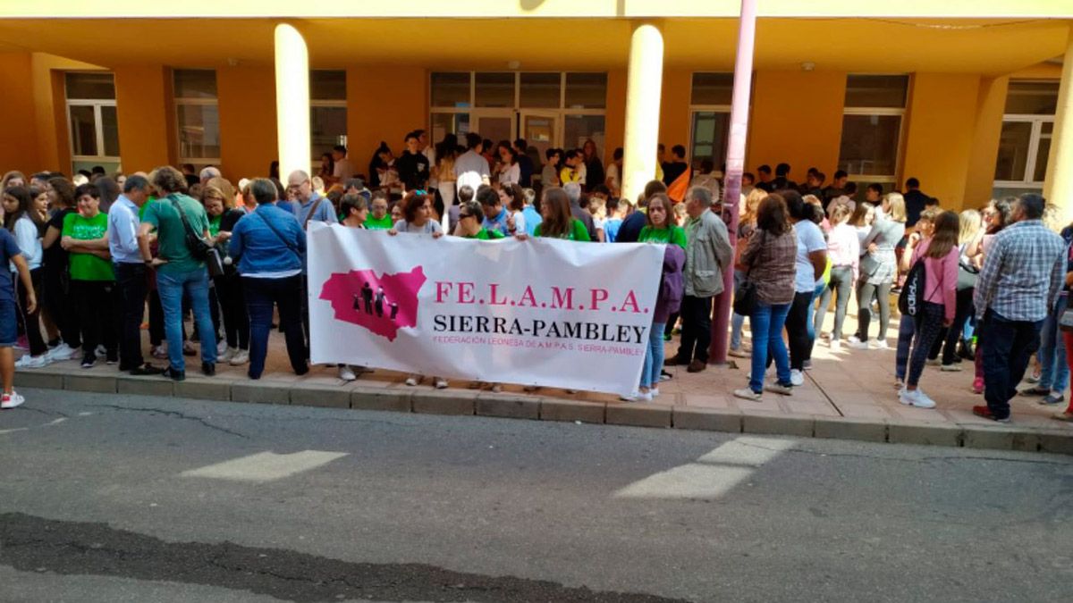 Protestas a las puertas del IES Fernando I al inicio del curso. | L.N.C.