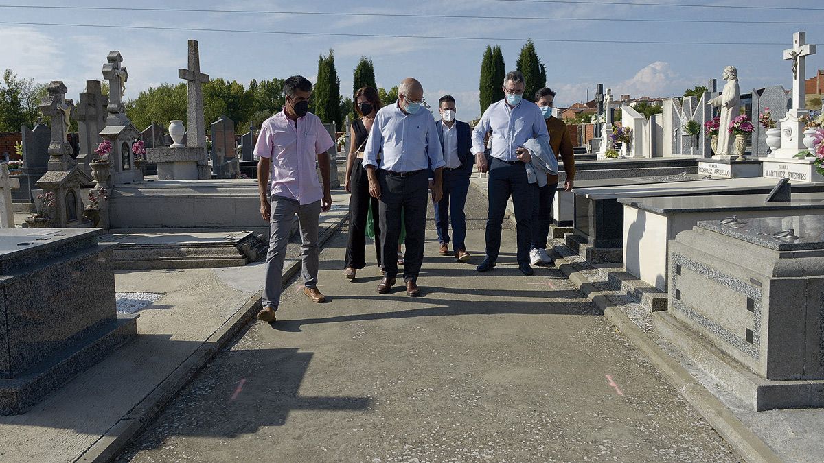 Francisco Igea ha visitado este lunes el cementerio de Villadangos. | MAURICIO PEÑA