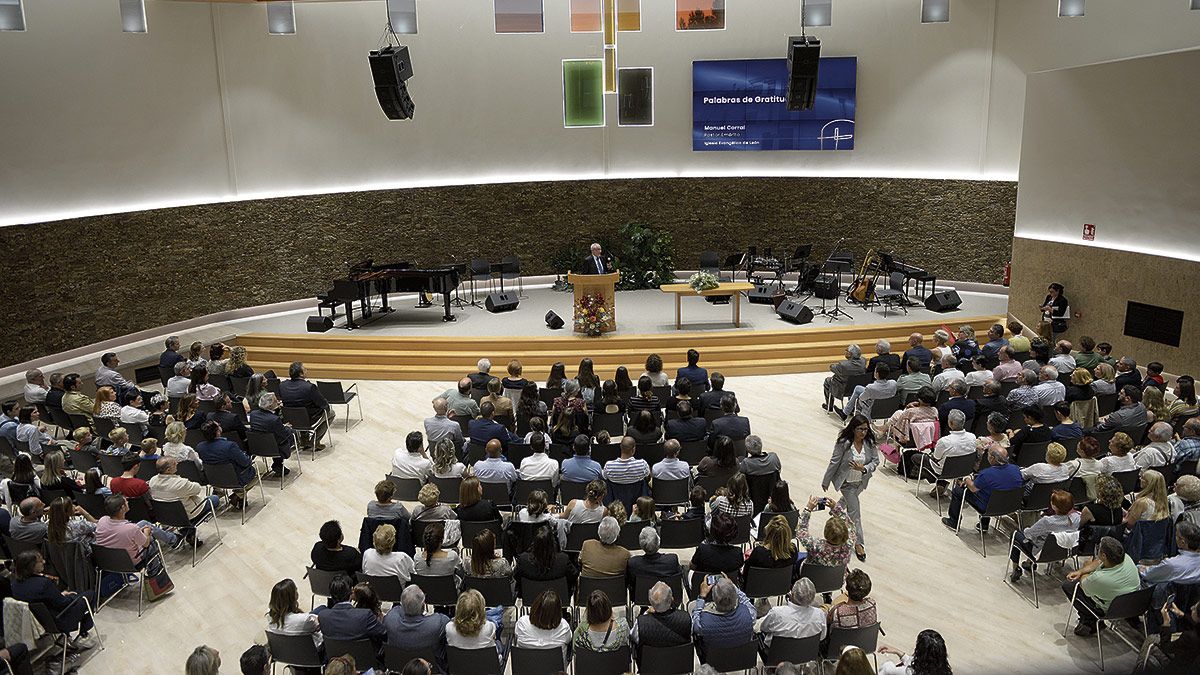 Los evangélicos celebraron este viernes la inauguración de su nuevo lugar de culto en la capital leonesa. | MAURICIO PEÑA