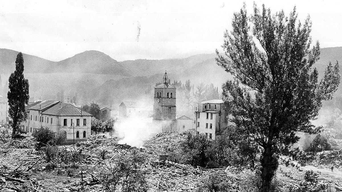 La iglesia de Riaño en el momento de su demolición. | MAURICIO PEÑA