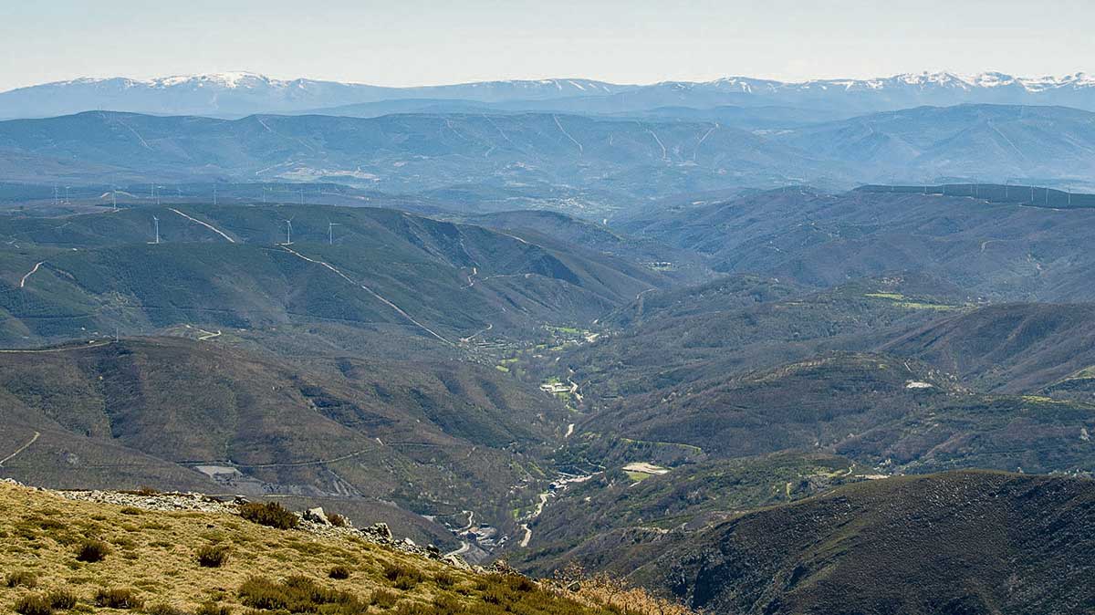 Valle de Tremor, al fondo Teleno y Morredero con nieve. | VICENTE GARCÍA