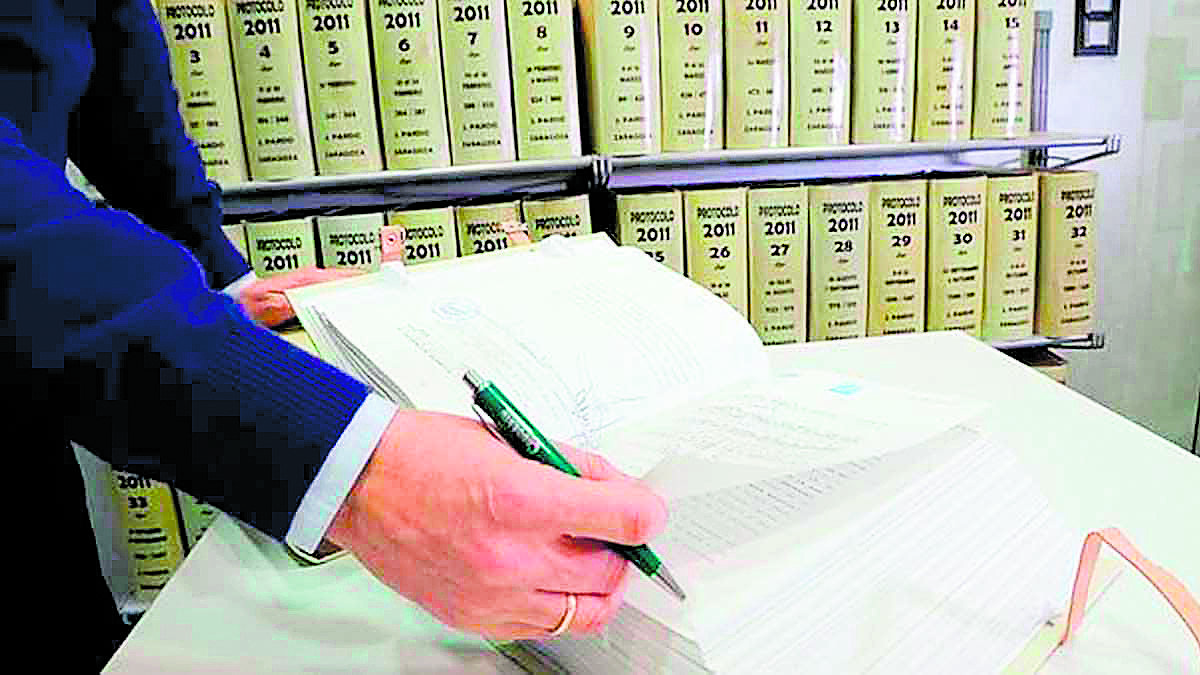 Los notarios registraron el pasado año un aumento de expedientes referidos al ámbito sucesorio. :: abc