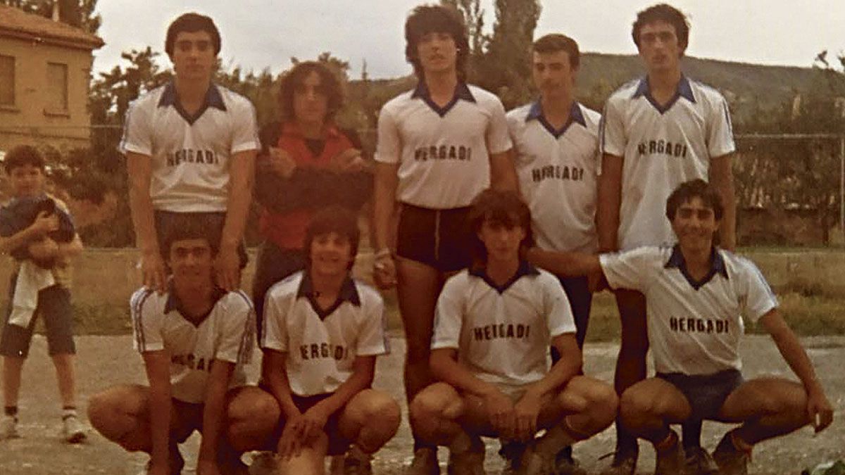 Francisco, Juan Carlos, Oricheta, Manolo Escobar, Ángel (arriba), Javi, Roberto, Gabriel, Zapico y Paco... hace 35 años de la foto, la mayoría estarán el sábado.