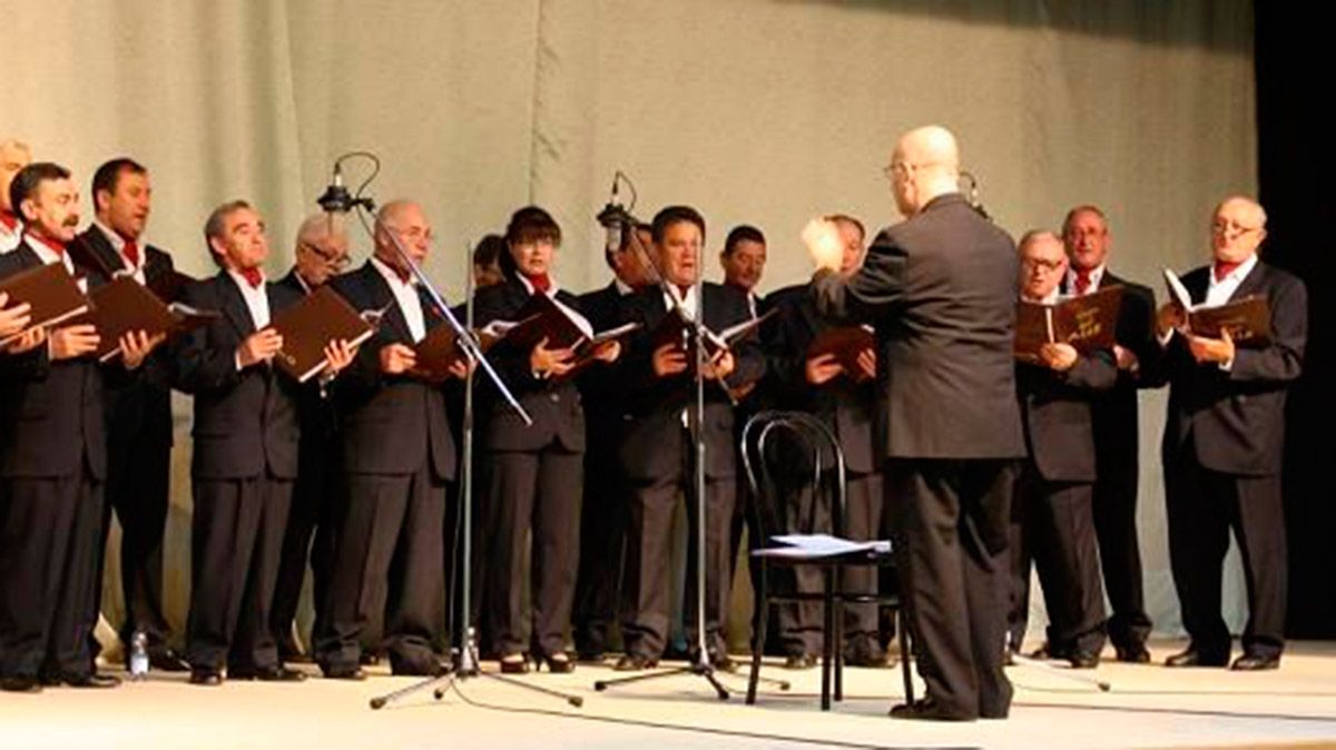 Uno de los numerosos y aplaudidos conciertos que el único coro de larigectomizados de España, el de León, ofreció por escenarios de todo el país.