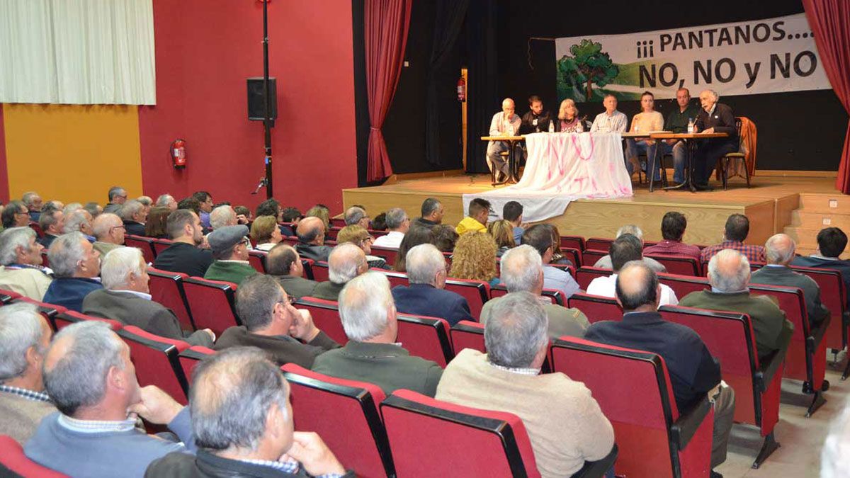 Foto de archivo de una reunión informativa sobre las presas en Carrizo. | P.F.