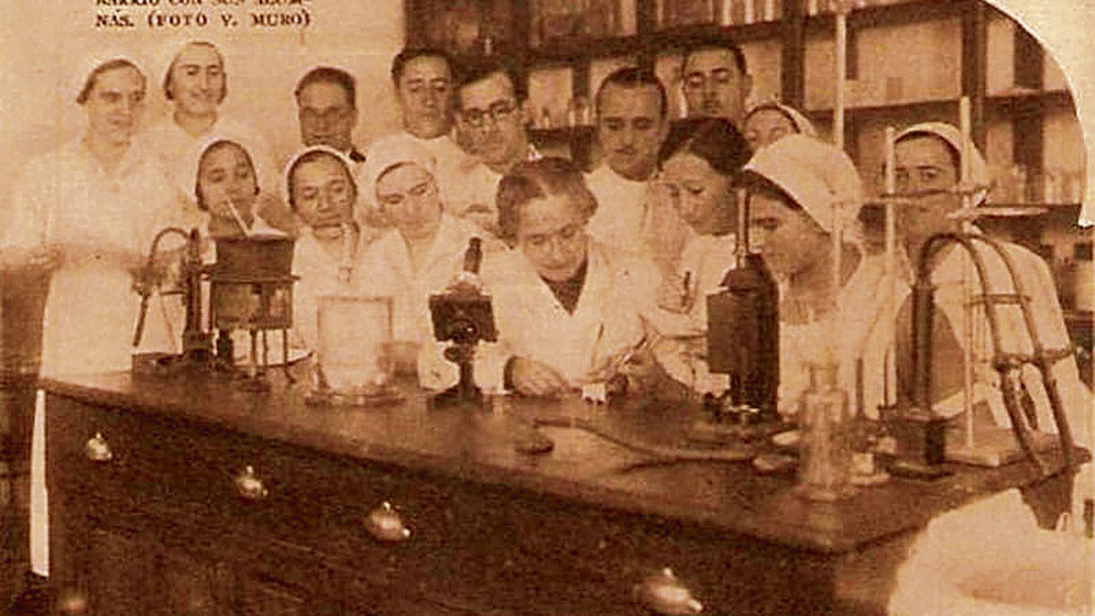 La doctora e investigadora leonesa, de Vegacervera, Nieves González Barrio (en el centro) rodeada de un grupo de sus alumnos. | V. MURO