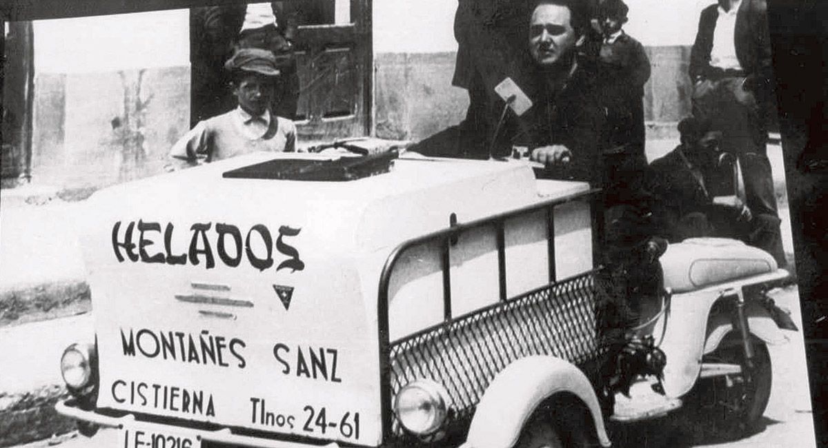 Juan Montañés ‘a los mandos’ del carromato de la fábrica de helados (con los teléfonos 24 y 61) con los que recorrió buena parte de la provincia repartiendo.