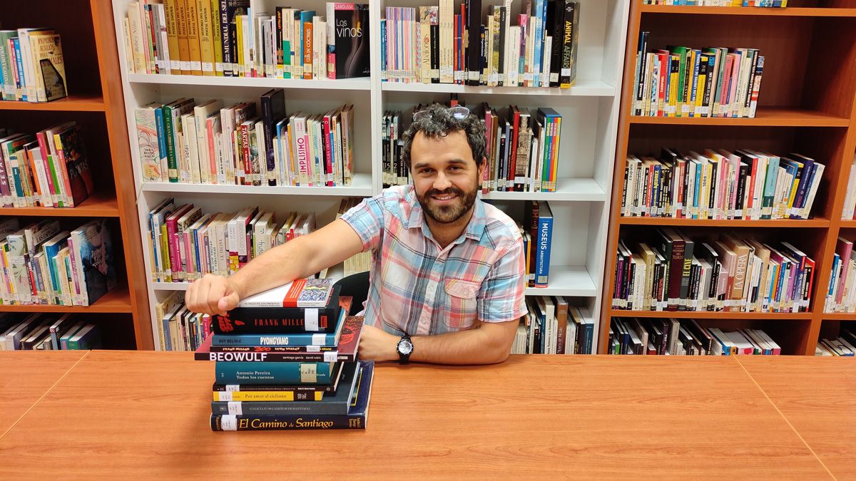 Fernando Sánchez Pita, en la biblioteca de Cacabelos.