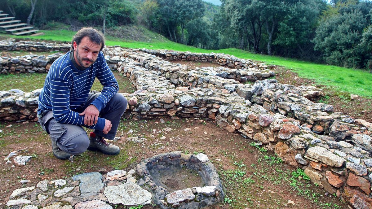 El arqueólogo Rodrigo Garnelo, responsable de Arantigua, consultoría berciana sobre arqueología y patrimonio, en el castro de Orellán. | César Sánchez (Ical)