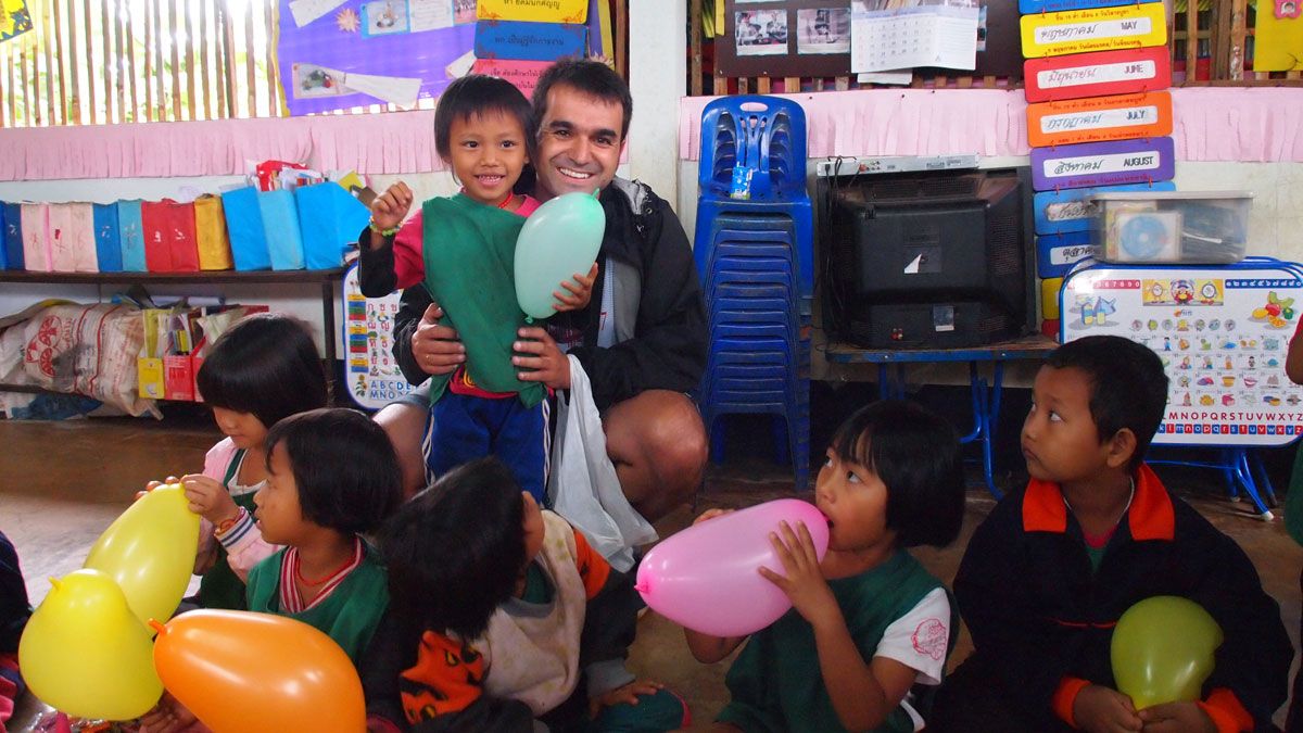 El maestro leonés Manu Velasco con los niños del poblado tailandés en el que pasó una temporada desarrollando tareas docentes.