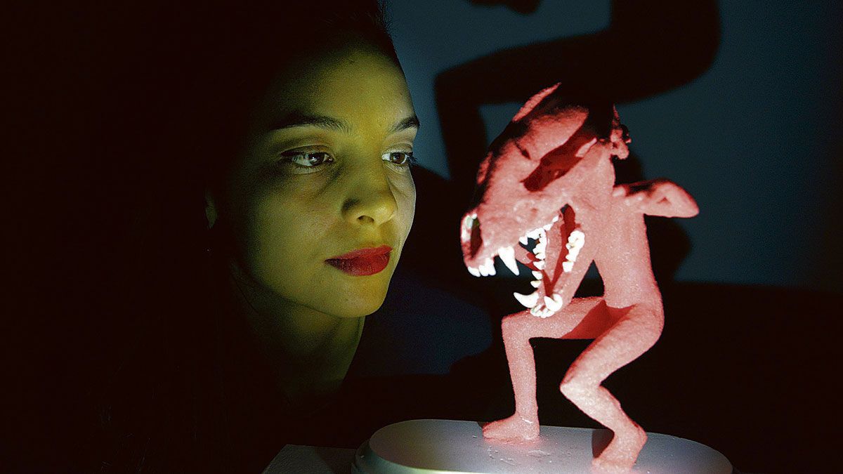 La artista leonesa Laura Salguero junto a una de las extrañas criaturas que pueblan la exposición que este viernes inaugura en el CLA. | MAURICIO PEÑA