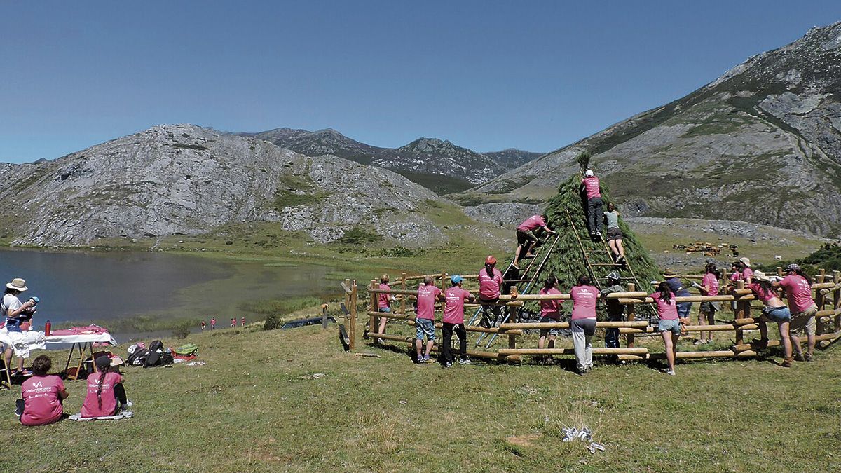 Un momento de las labores de reconstrucción del chozo de los pastores al pie del lago Isoba. | L.N.C.