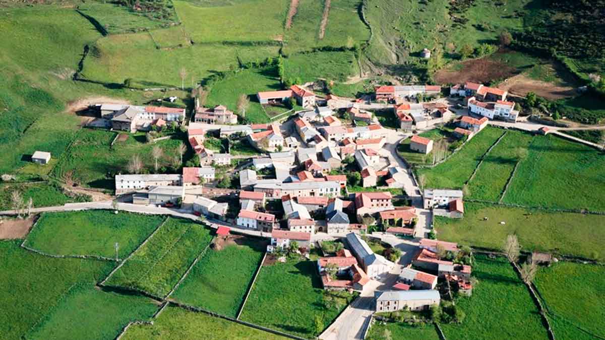Vista aérea de la localidad montañesa de Reyero. | A.R.