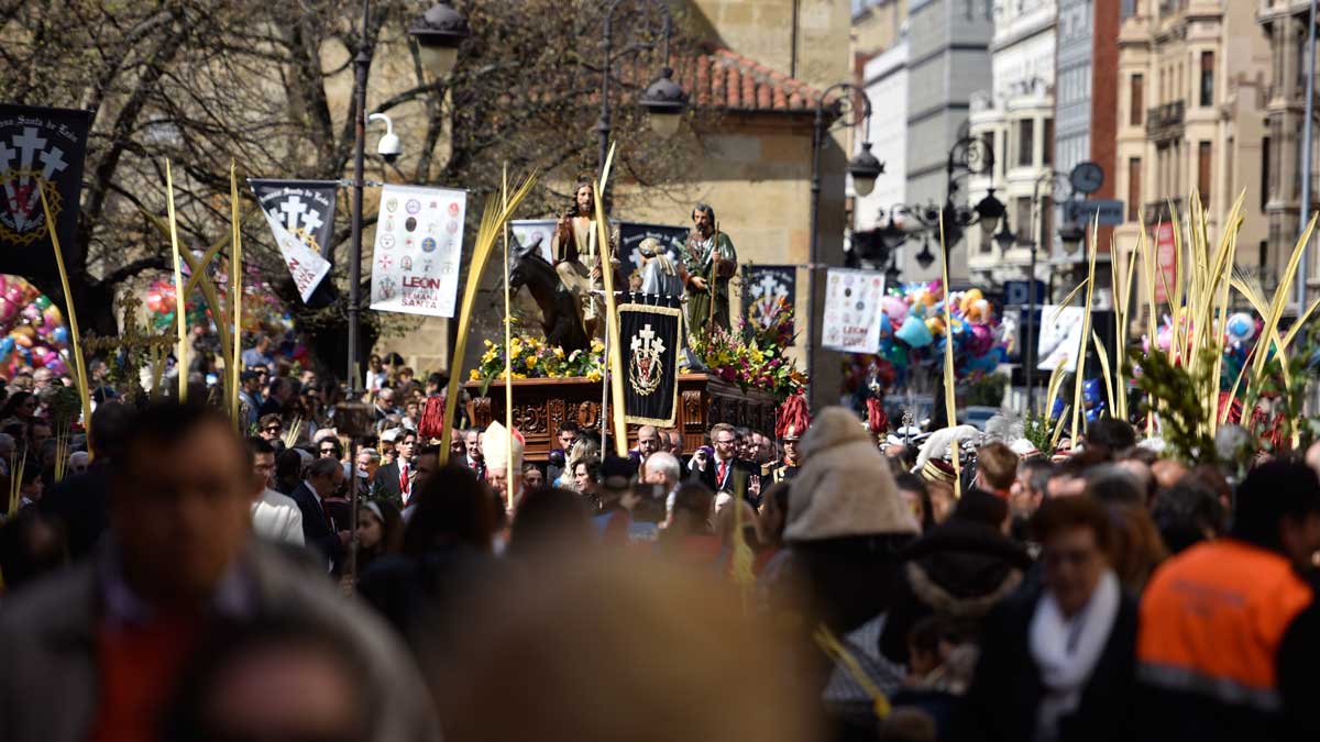 La procesión de Las Palmas en la mañana del Domingo de Ramos, organizada por la Junta Mayor de Cofradías y Hermandades | MAURICIO PEÑA