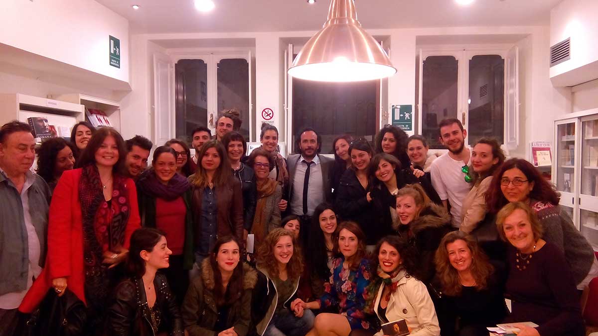 Óscar M. Prieto entre el público femenino de la presentación en Roma.