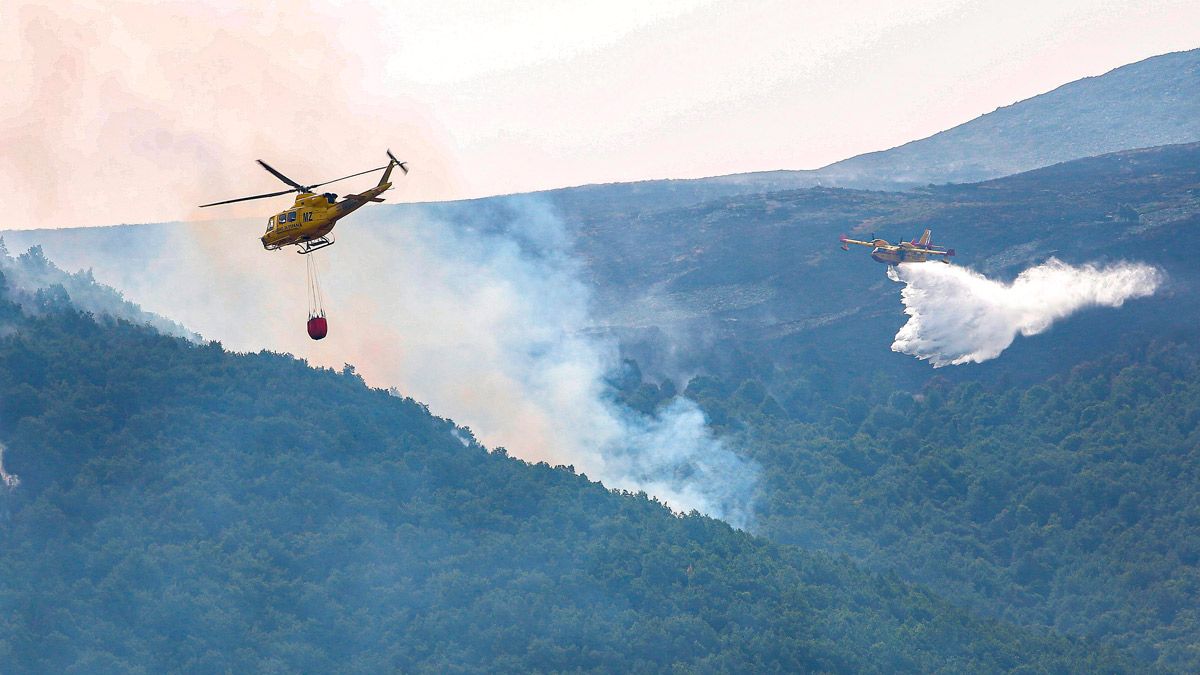 Helicópteros trabajando contra el fuego en Boca de Huérgano. | ICAL