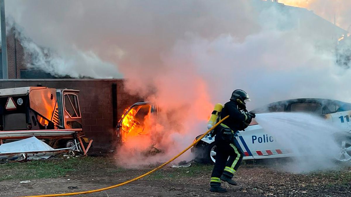 El fuego dañó varios vehículos del Ayuntamiento en desuso. | BOMBEROS AYTO. LEÓN