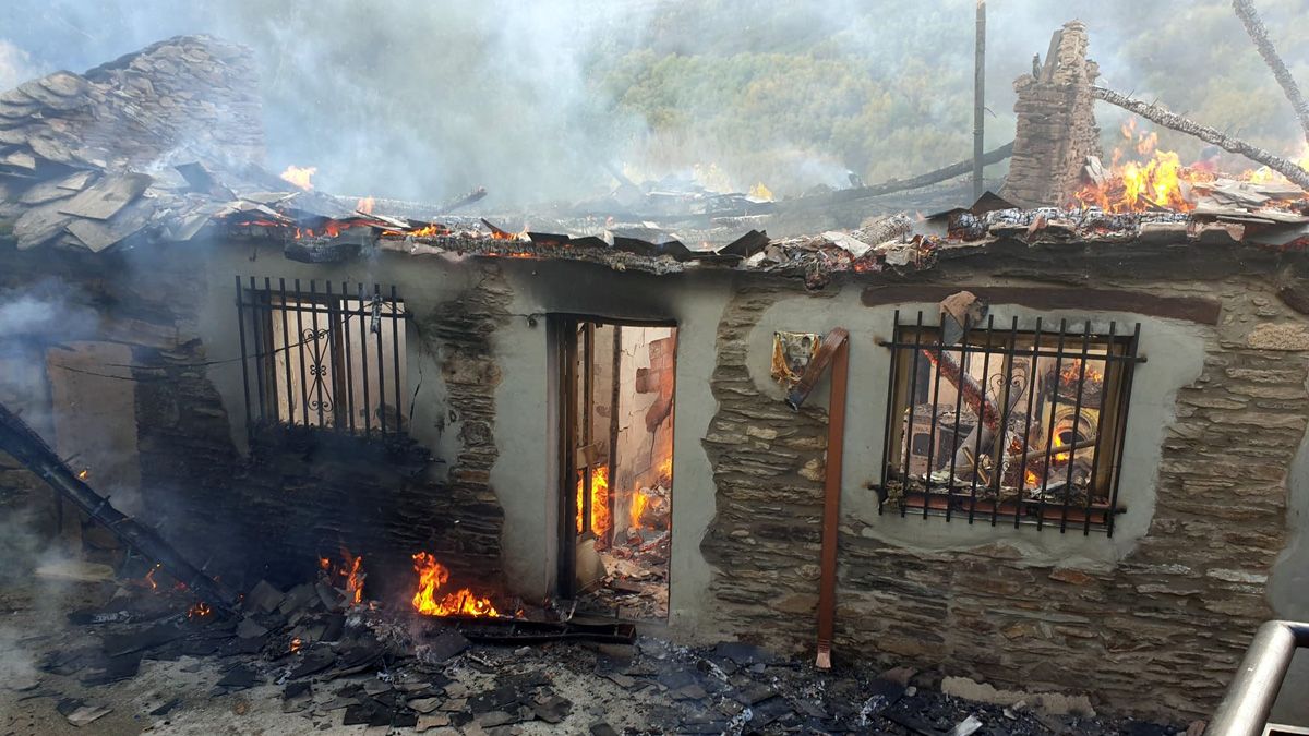 Imagen facilitada por testigos del incendio en una de las las casas de Silván, aún con llamas.