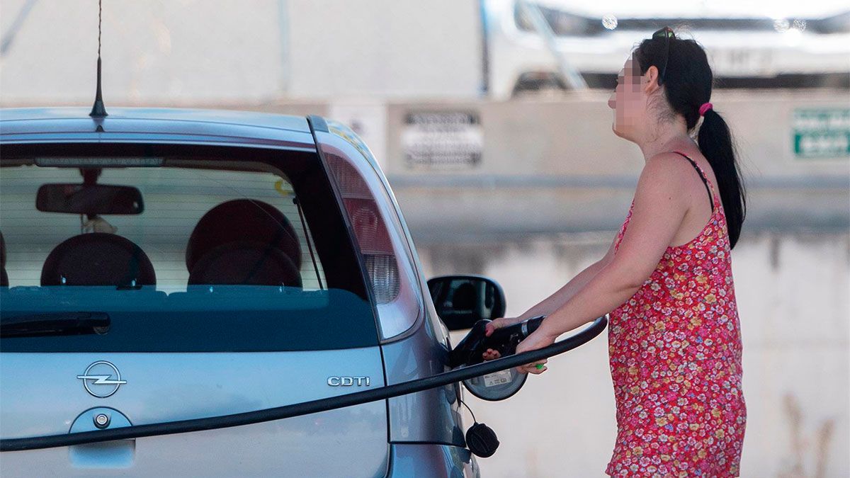 Una usuaria reposta combustible en una estación de servicio. | E.P.