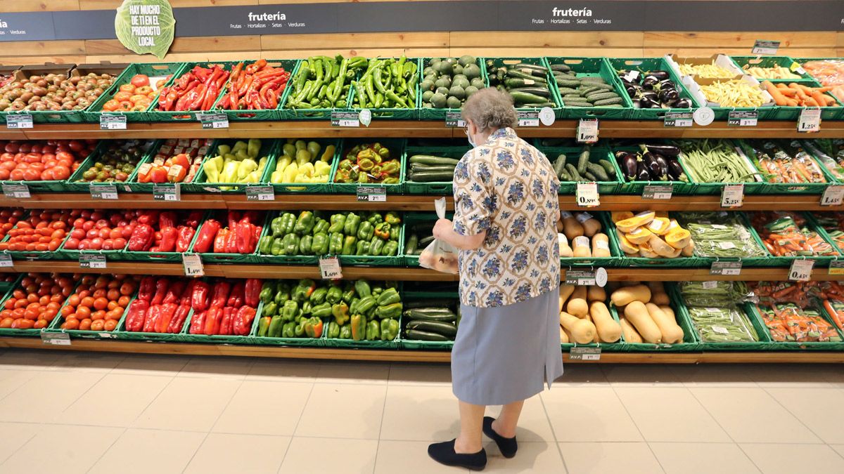 Imagen de archivo de un mujer comprando en un supermercado. | ICAL