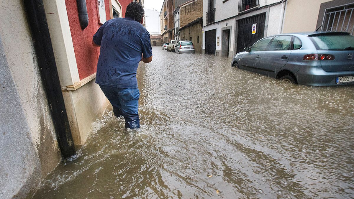 Una fuerte tormenta provoca inundaciones en calles, viviendas, portales, cocheras y en la iglesia de Fátima de Ciudad Rodrigo. | L.N.C.