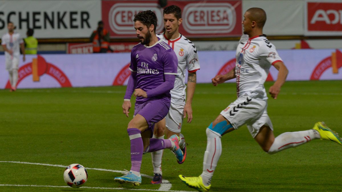 Zuiverloon y Yeray persiguen a Isco durante el Cultural-Madrid que hubo en la Copa de hace dos temporadas. | MAURICIO PEÑA